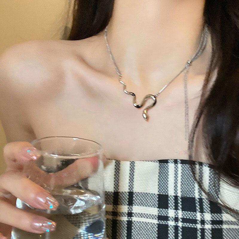 Collier pendentif serpent