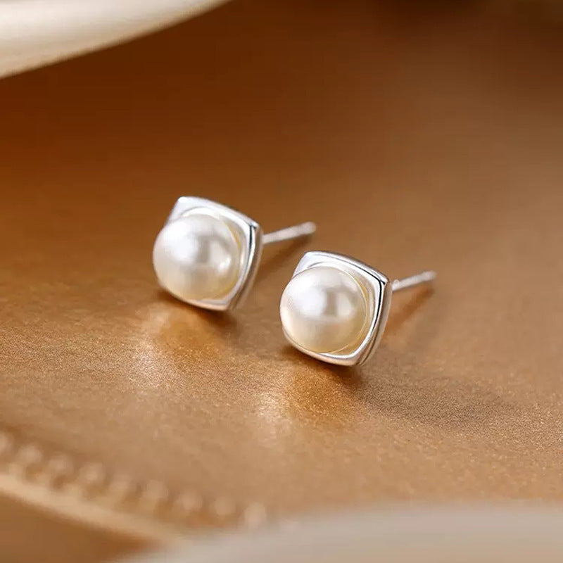 Boucles d'oreilles pour femme au design perlé avec accents argentés