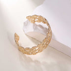 Bracelet ouvert pour femme au design bambou moderne