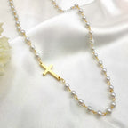 Collier ras-de-cou à perles fantaisie et croix