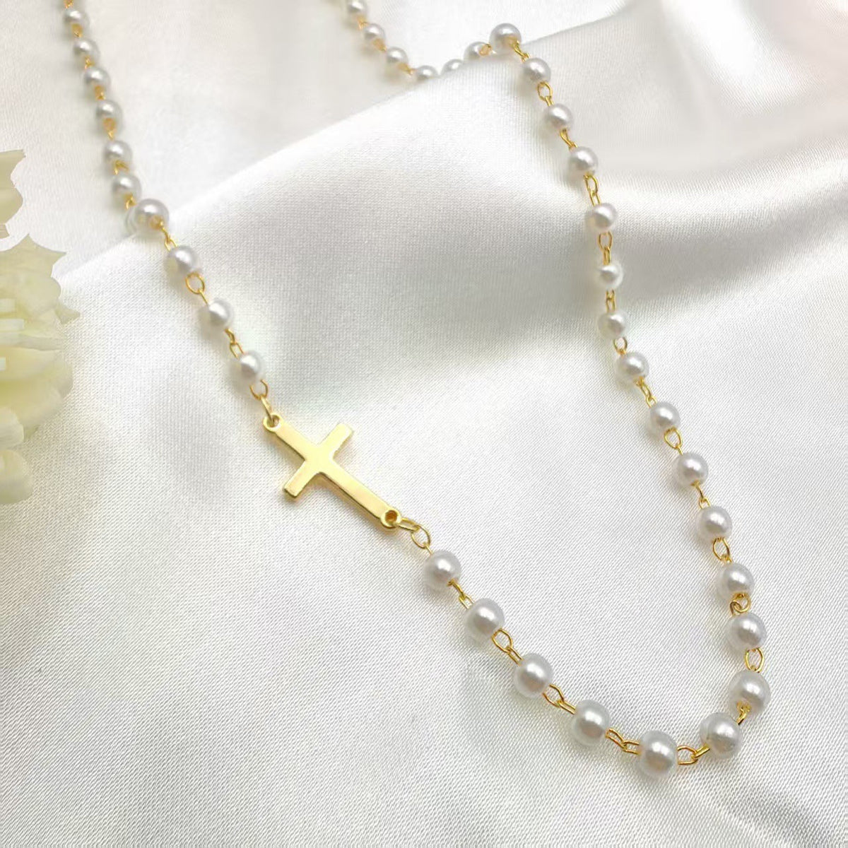 Collier ras-de-cou à perles fantaisie et croix