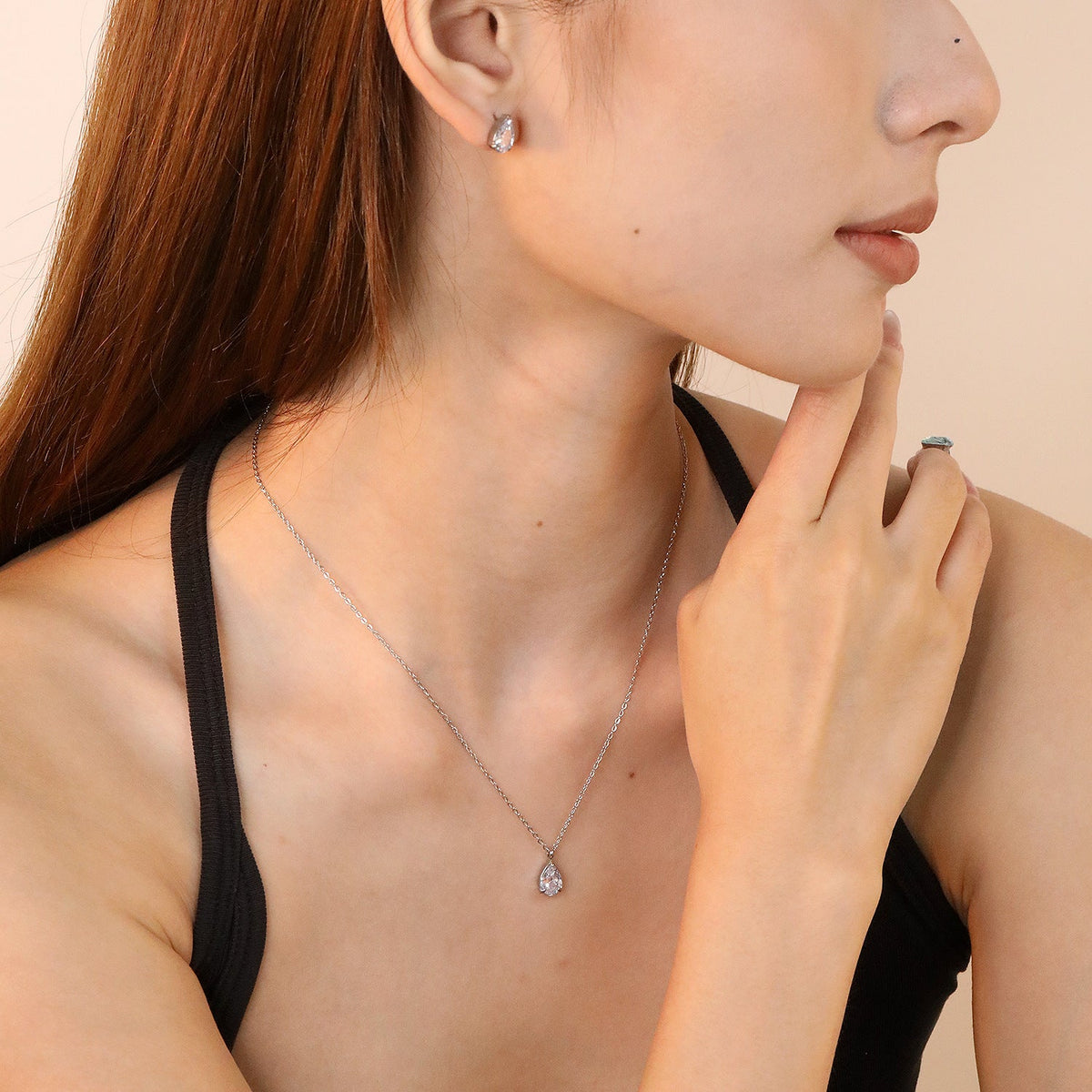 Parure de bijoux pour femme avec éléments en zircone et boucles d'oreilles élégantes