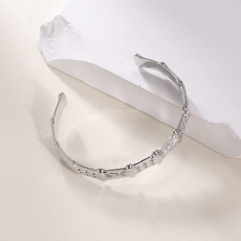 Bracelet ouvert pour femme au design bambou moderne