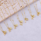 Collier prénom pour femme avec pendentif personnalisé et détails brillants