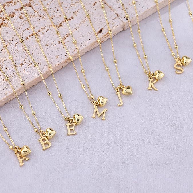 Collier prénom pour femme avec pendentif personnalisé et détails brillants