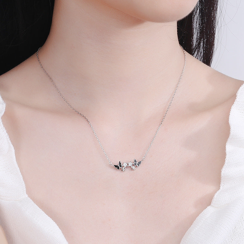 Collier pour femme avec papillons délicats et zircons étincelants