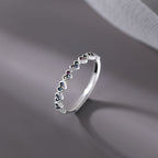 Bague fine pour femme avec motifs cœurs colorés