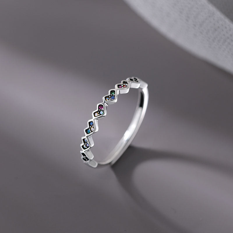 Bague fine pour femme avec motifs cœurs colorés