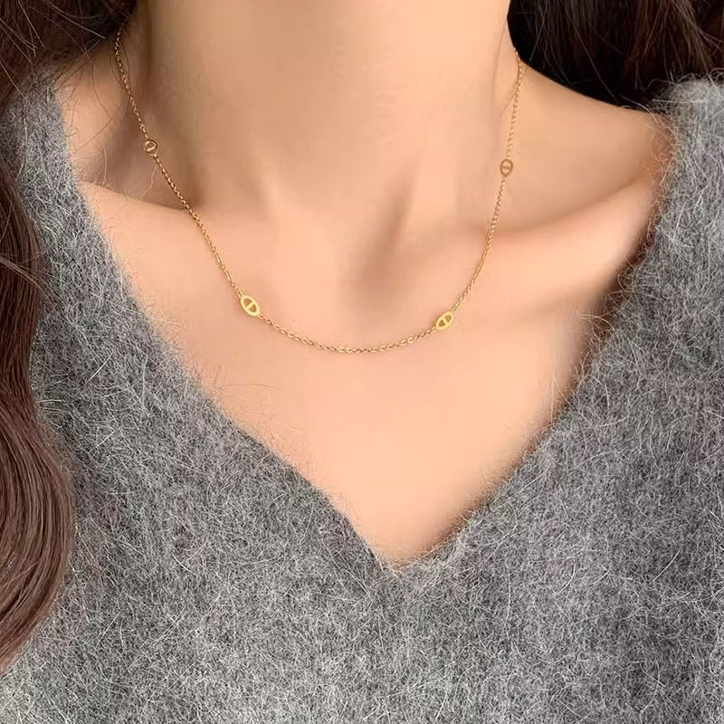 Collier pour femme au design ovale délicat