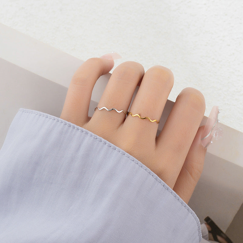 Bague minimaliste ondulée pour femme