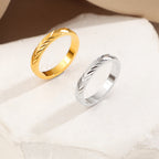 Bague anneau pour femme au design de feuille texturée
