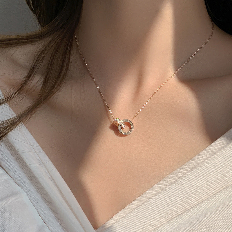 Collier à pendentif anneaux entrelacés élégant pour femme