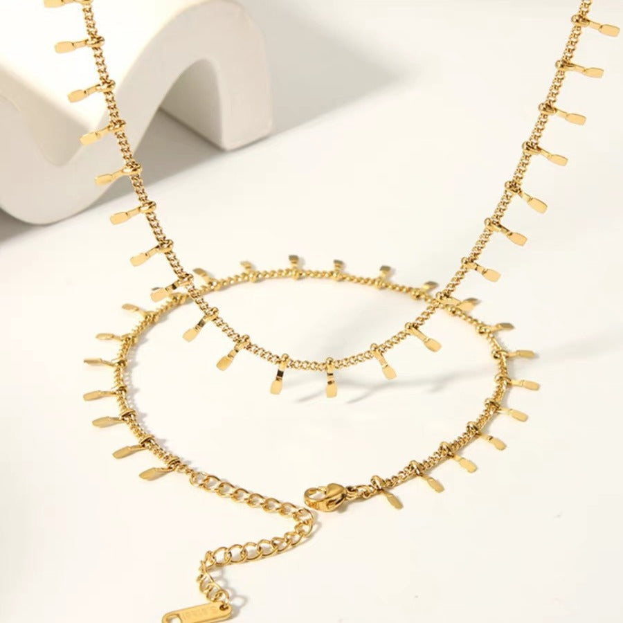 Chevillère fine à chaîne dorée pour femme