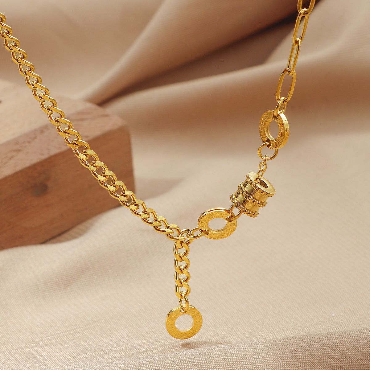 Collier à maillons dorés glamour pour femme
