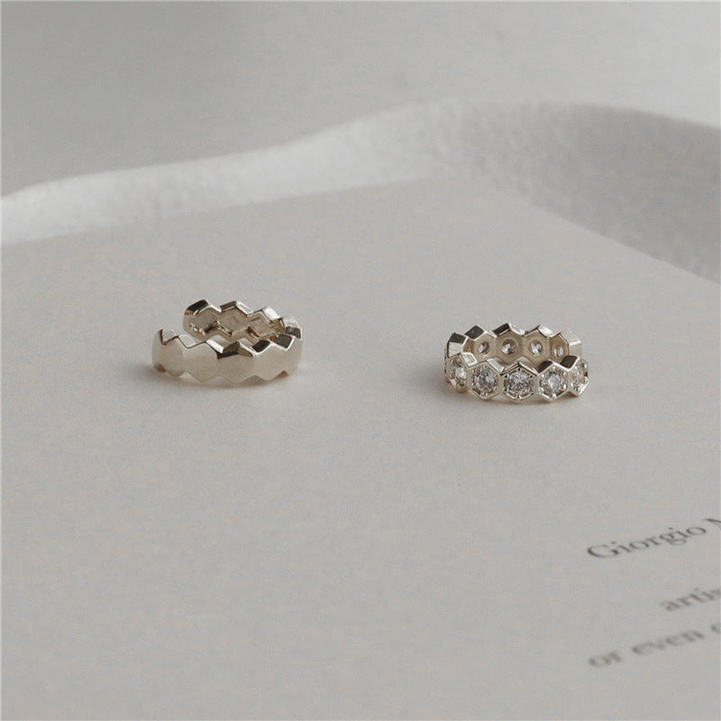 Bague pour femme design incurvé et cristaux