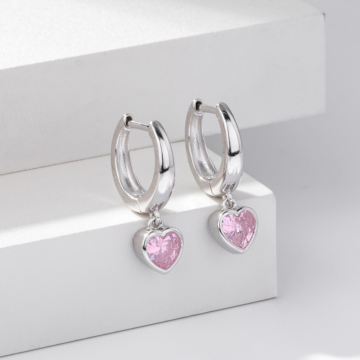 Boucles d'oreilles pendantes cœur avec finition dorée
