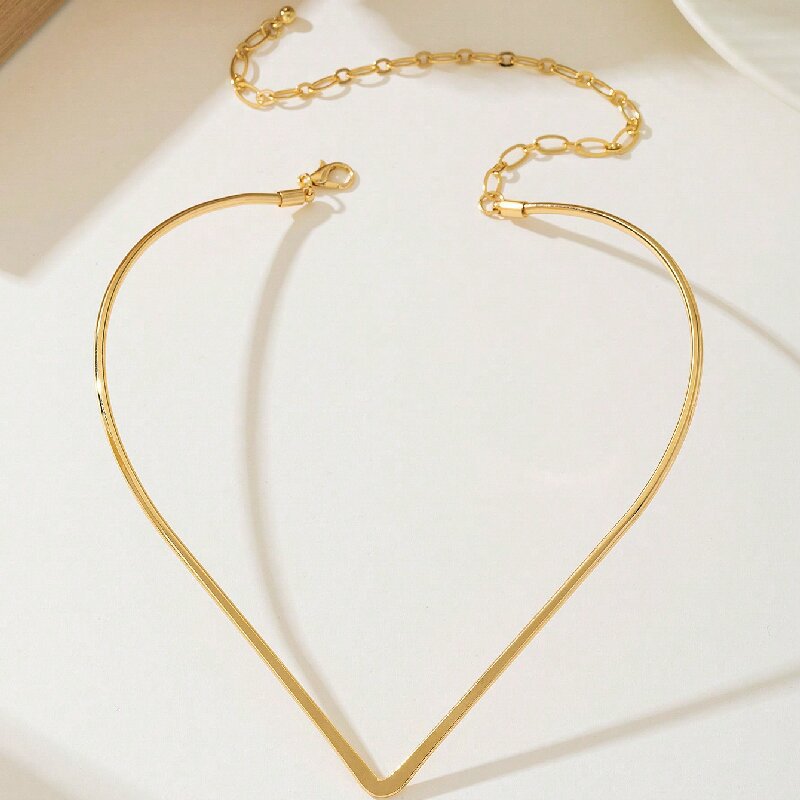 Collier choker pour femme au design en V moderne