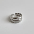 Bague ouverte tendance pour femme avec design incurvé