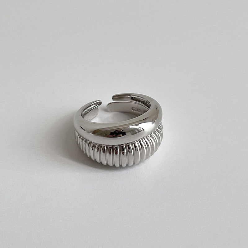 Bague ouverte tendance pour femme avec design incurvé