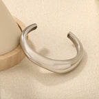 Bracelet jonc réglable au design moderne et incurvé pour femme