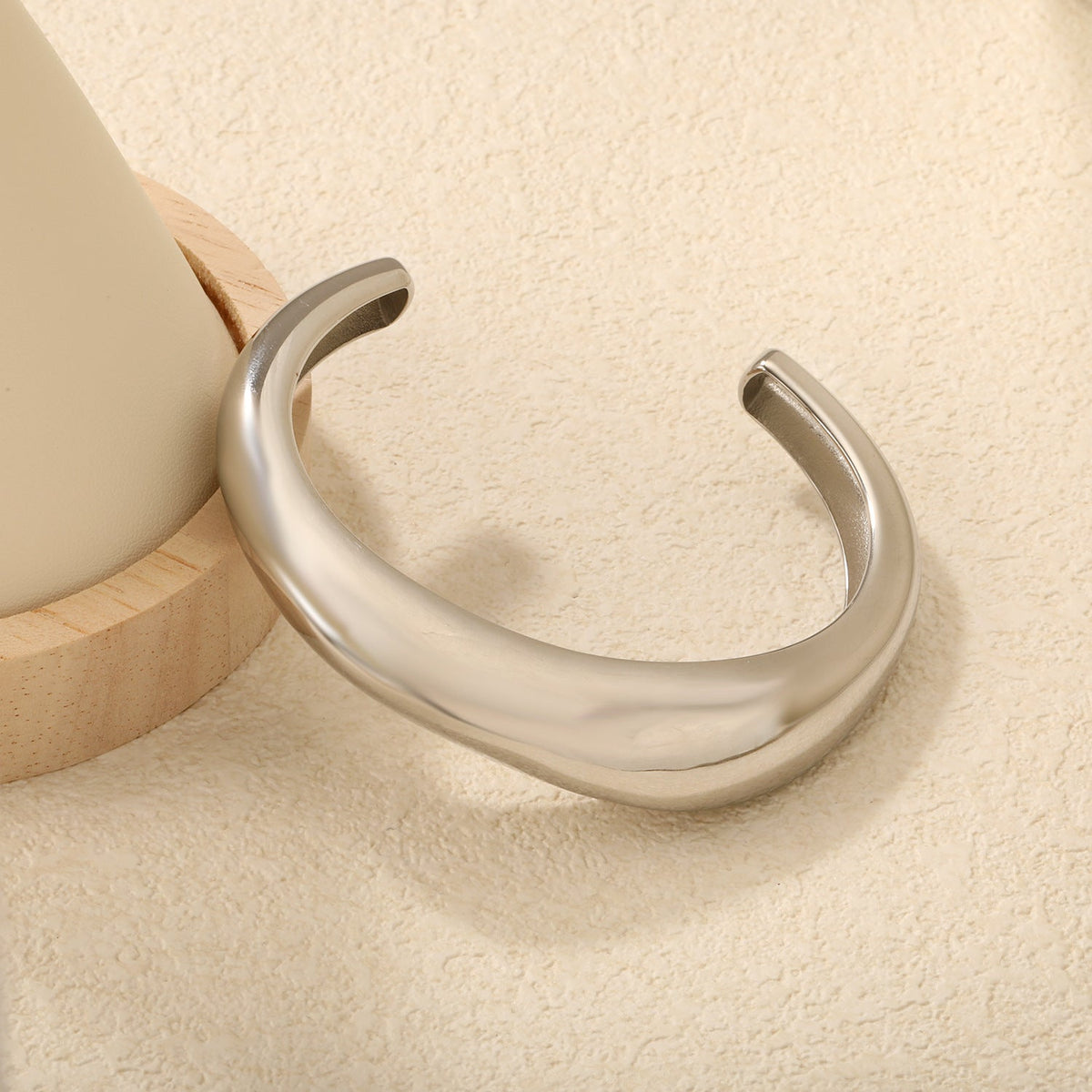 Bracelet jonc réglable au design moderne et incurvé pour femme