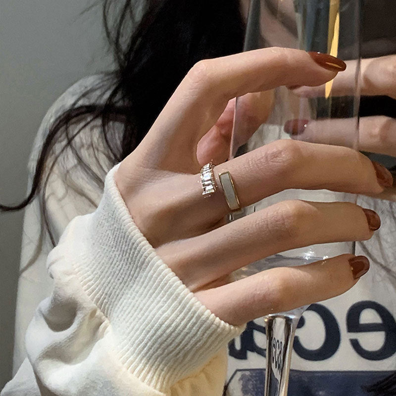 Bague tendance pour femme avec design moderne et détails élégants