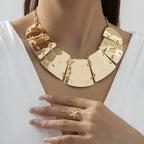 Collier statement pour femme avec éléments géométriques