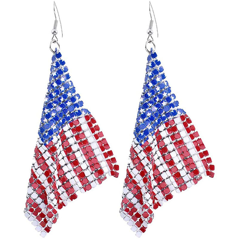 Boucles d'oreilles longues en maille cristal avec motif drapeau