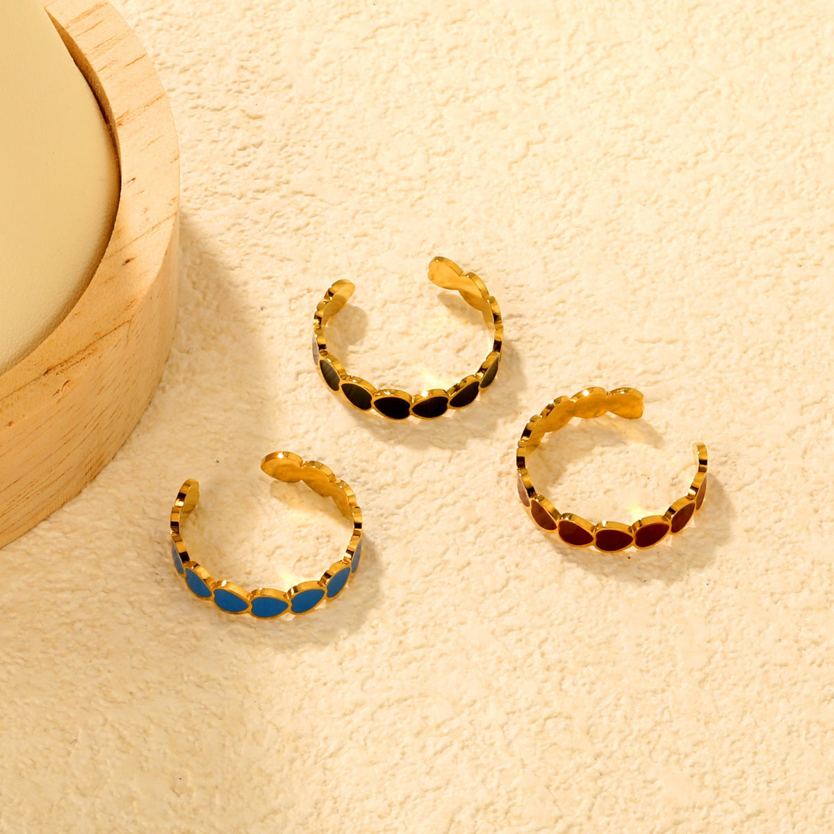 Bracelet ouvert pour femme avec motifs cœurs