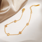 Bracelet de cheville délicat doré et réglable avec cristaux