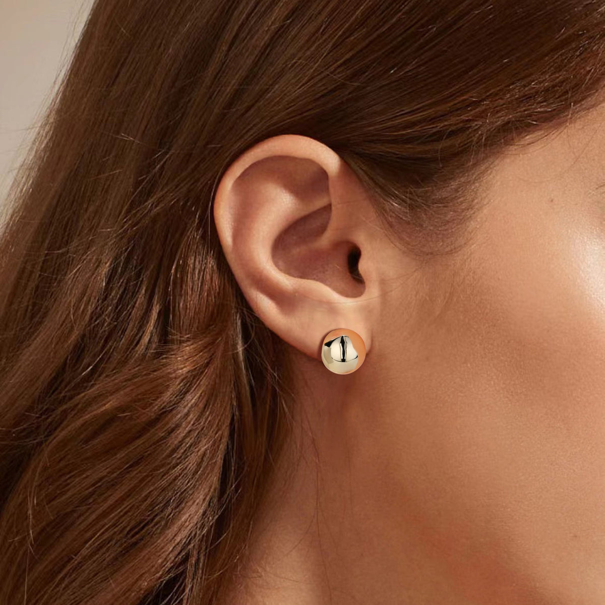 Boucles d'oreilles pour femme avec finition dorée et design moderne