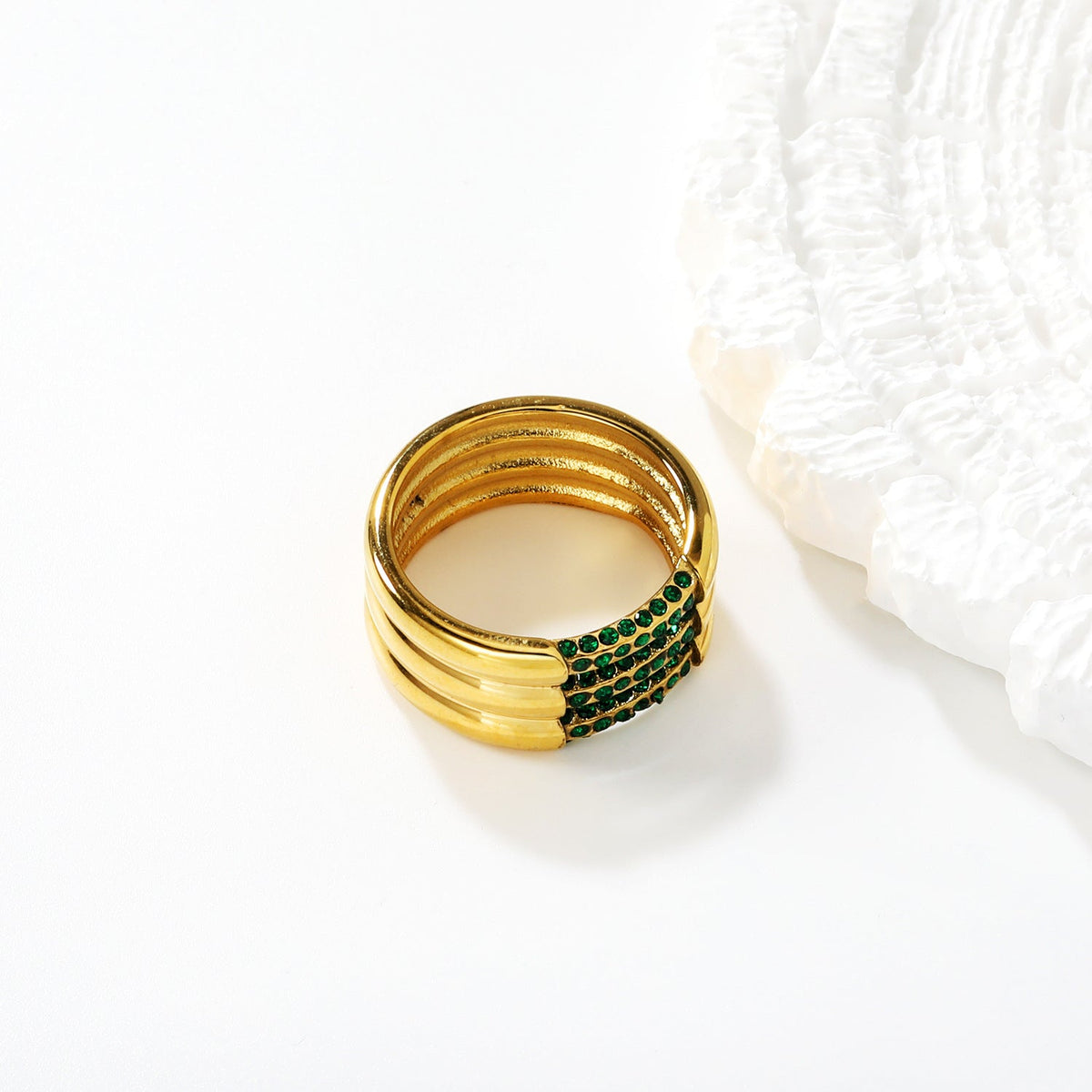 Bague pour femme avec cristaux scintillants et design ondulé