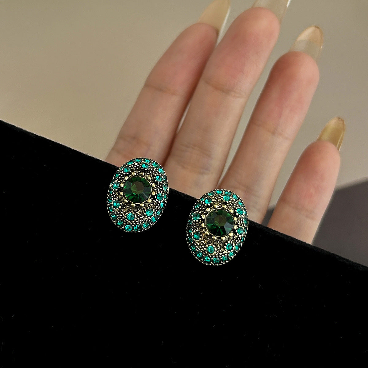 Boucles d'oreilles puces étincelantes aux détails complexes