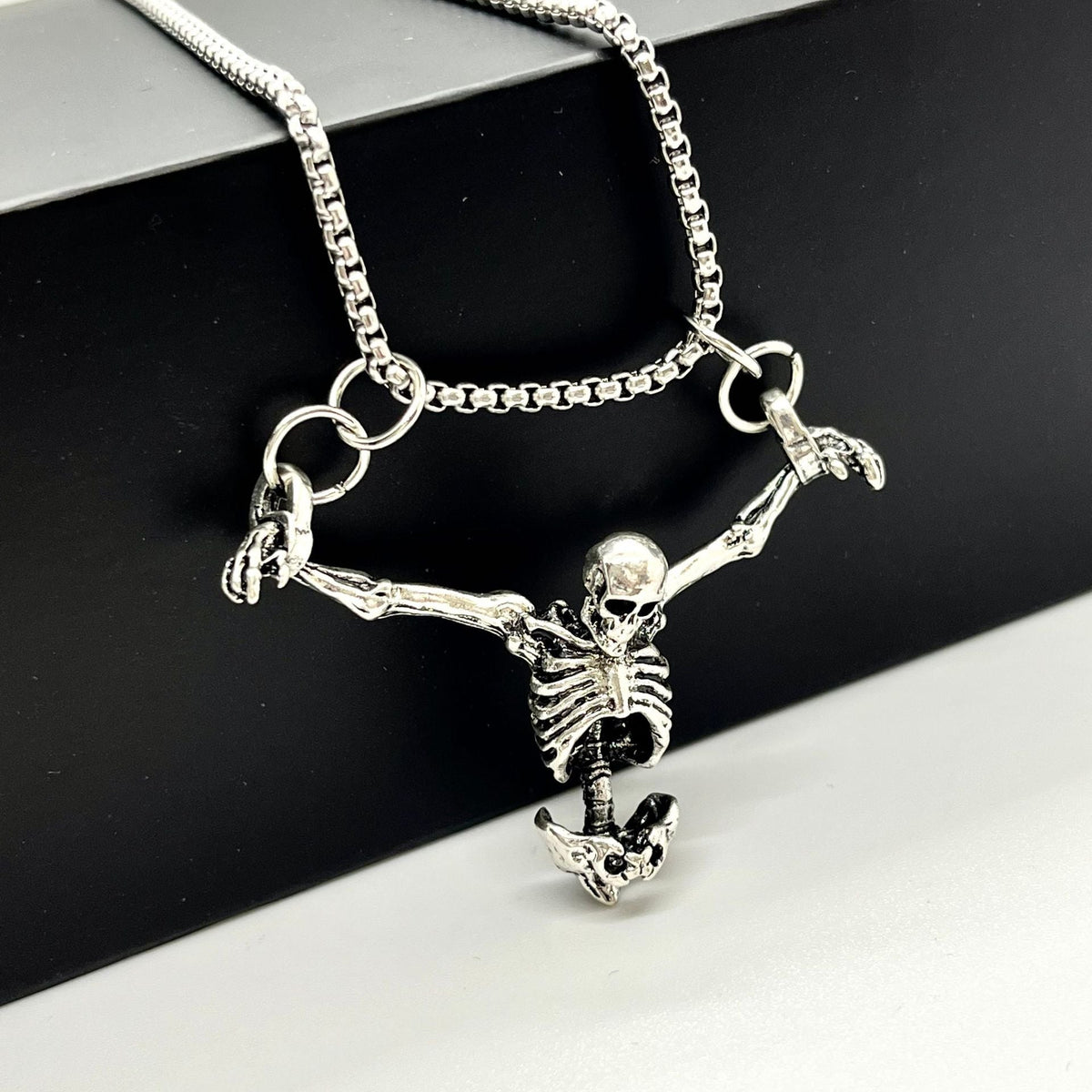 Collier pendentif squelette