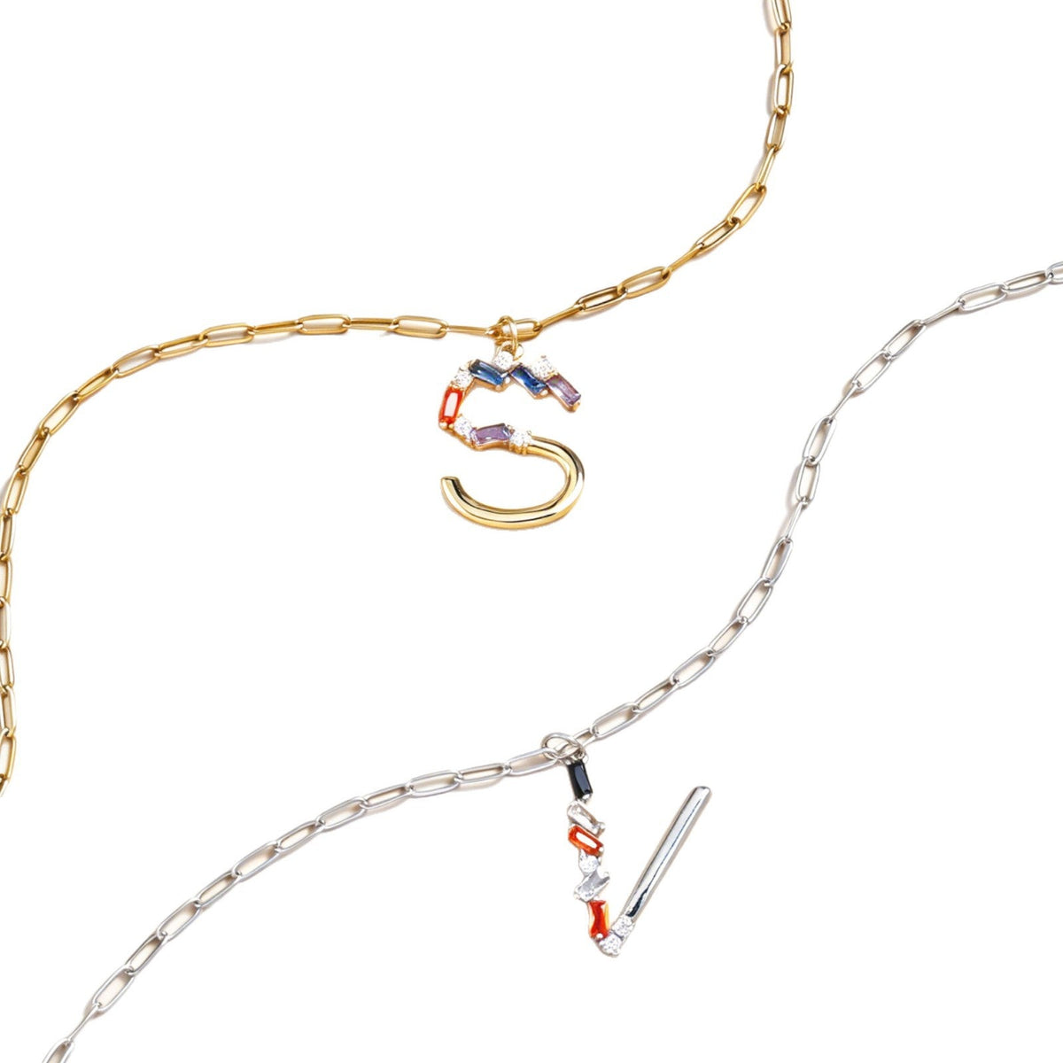 Collier pour femme avec pendentif lettre colorée et cristaux