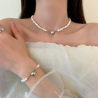 Bracelet élégant en perles argentées avec détails en forme de cœur
