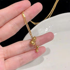 Collier délicat à breloques dorées pour femme