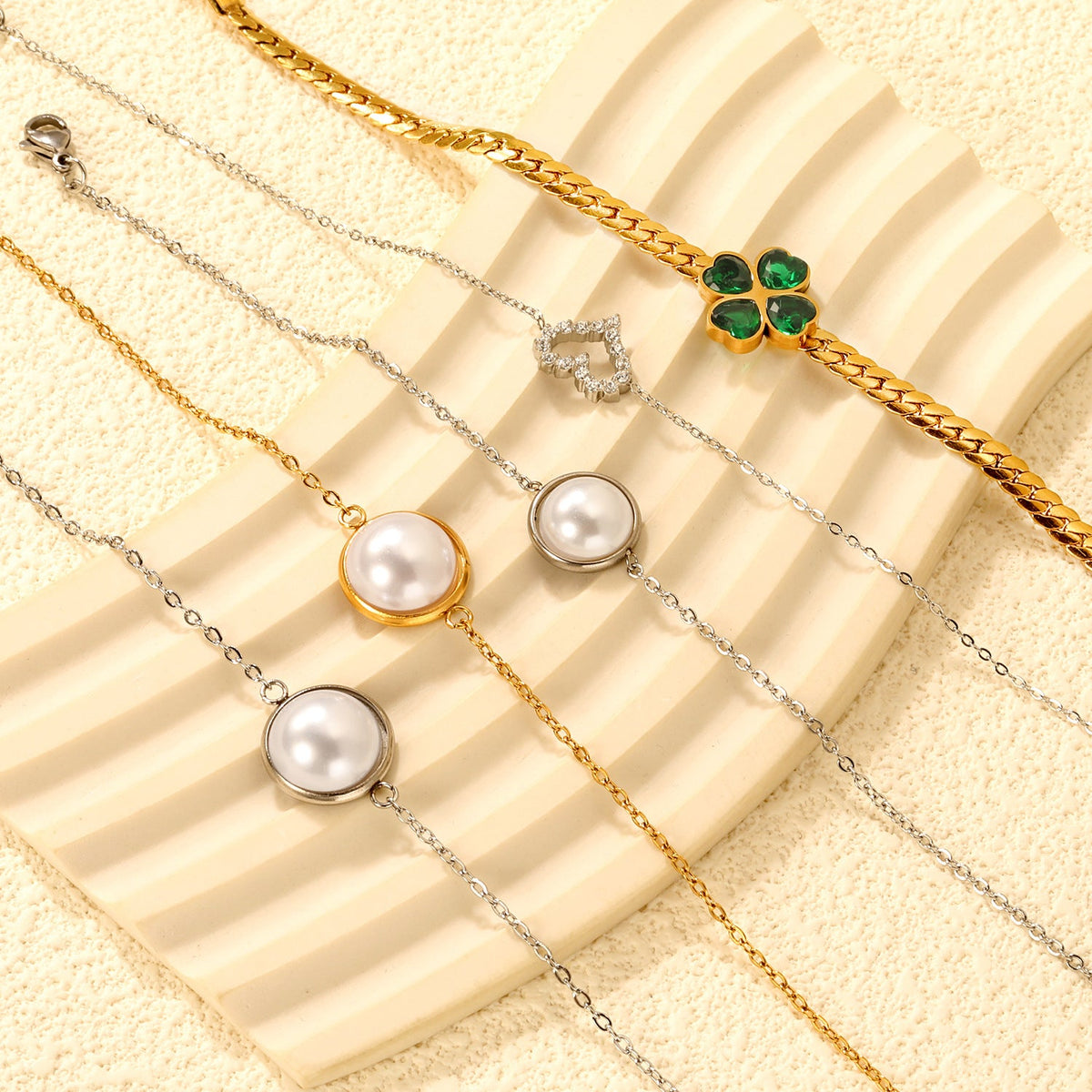 Bracelet pour femme avec perle et structure à maillons élégante