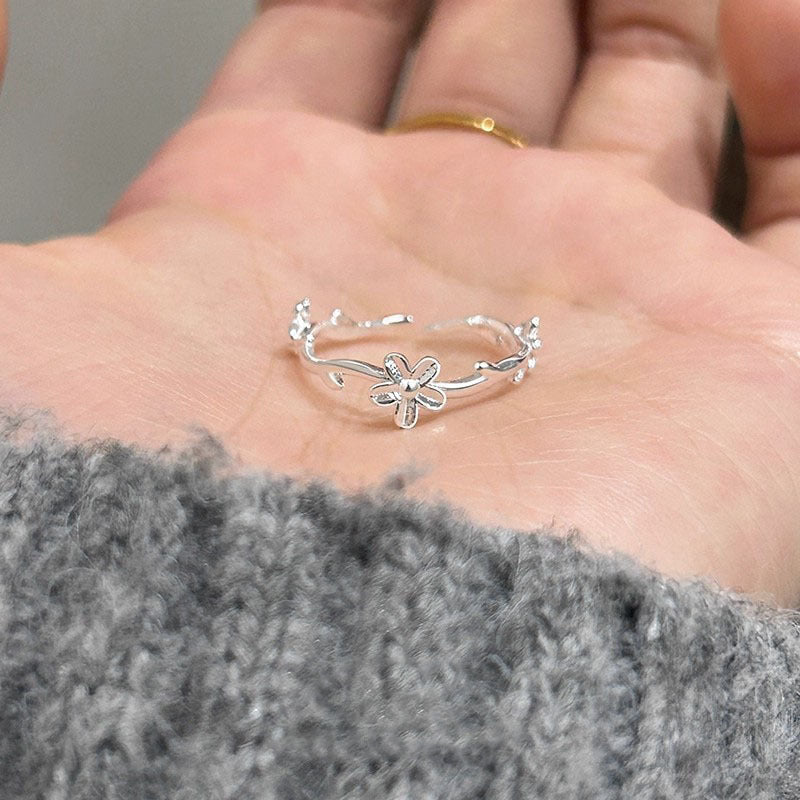 Bague fleur filigrane pour femme au design élégant