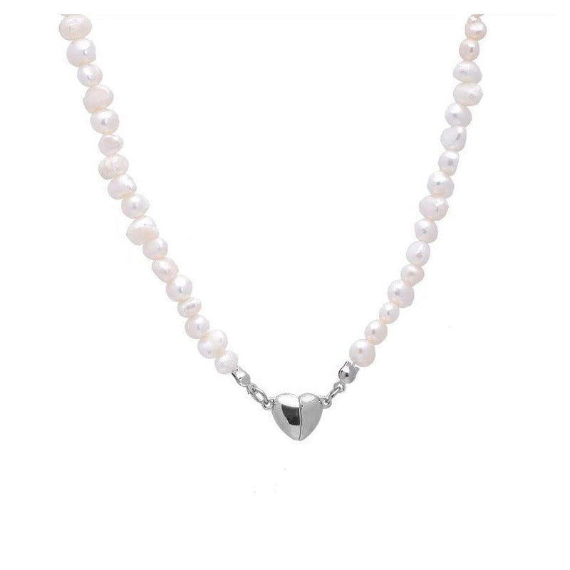 Bracelet élégant en perles argentées avec détails en forme de cœur