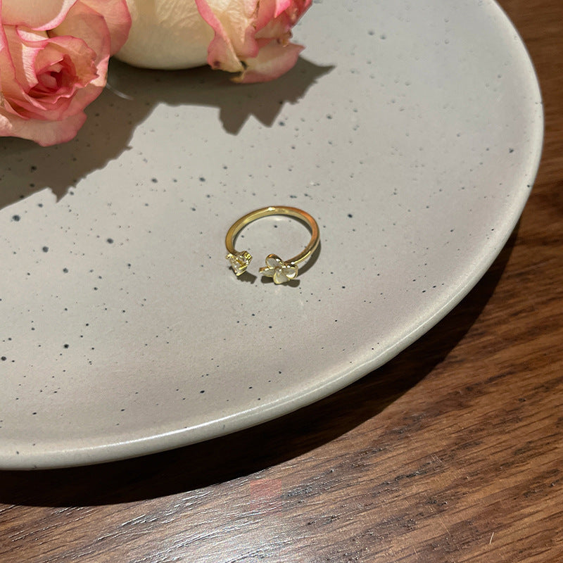 Bague ouverte pour femme au design floral et détails en zircone
