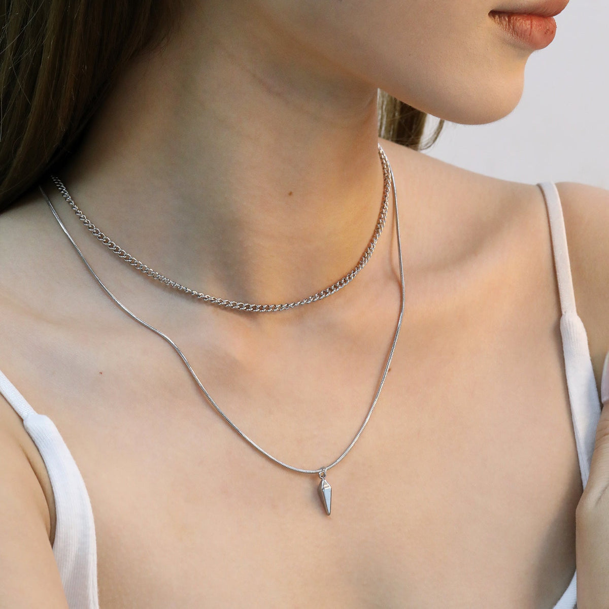 Collier multicouche pour femme avec pendentif moderne