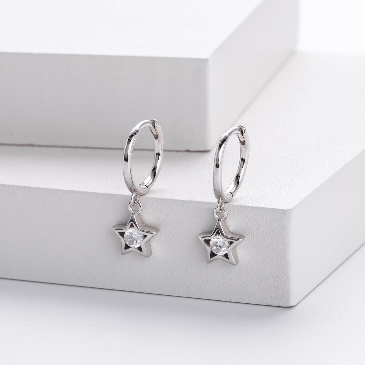 Boucles d'oreilles pendantes délicates pour femme avec étoile scintillante