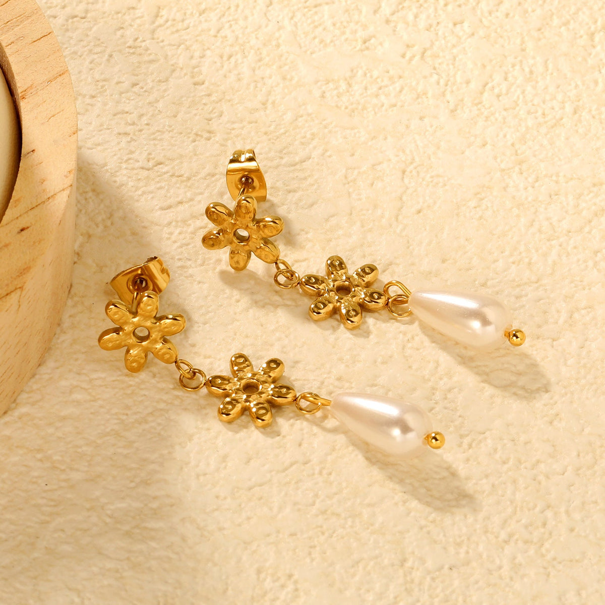 Boucles d'oreilles pendantes pour femme avec design floral et perles