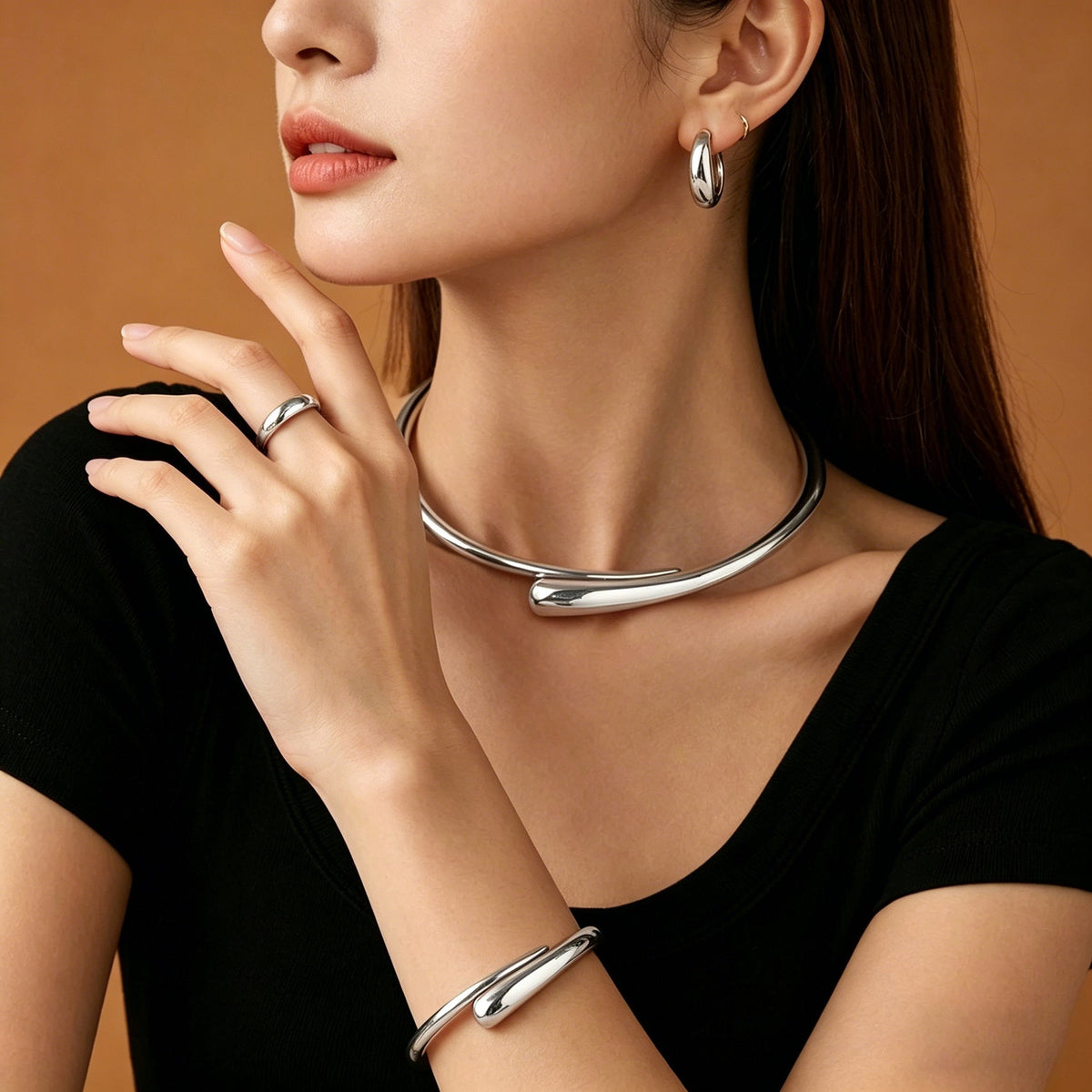 Bracelet jonc ouvert pour femme au design sculptural