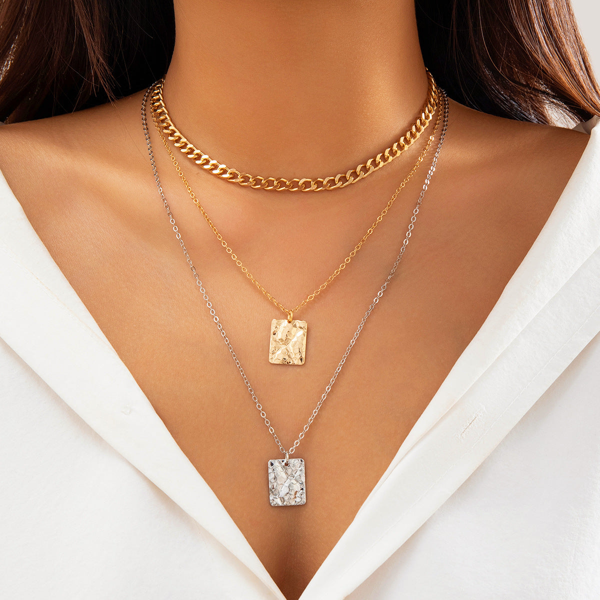 Collier multi-rangs pour femme avec pendentifs et textures uniques