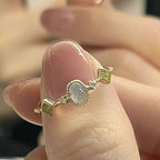 Bague ouverte pour femme avec surface structurée et pierre précieuse élégante