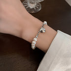 Bracelet élégant en perles argentées avec détails en forme de cœur