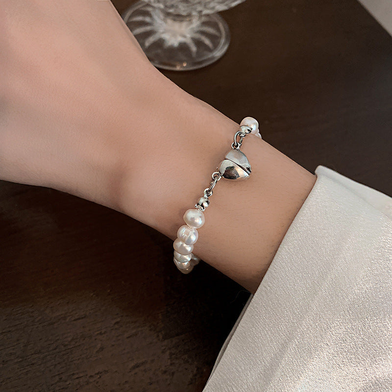 Bracelet élégant en perles argentées avec détails en forme de cœur