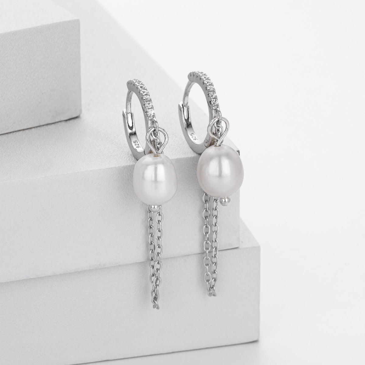 Boucles d'oreilles pendantes avec perle